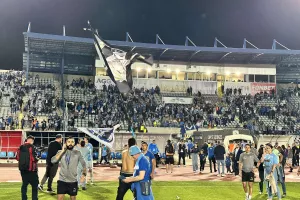 ΦΩΤΟΣ μέσα από το γήπεδο με τους πανηγυρισμούς