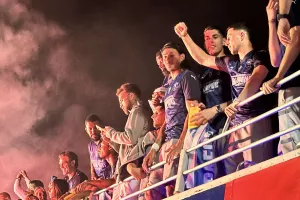 Πανηγύρισαν με... καπνογόνα οι παίκτες! (Βίντεο/Φώτος Kerkida)