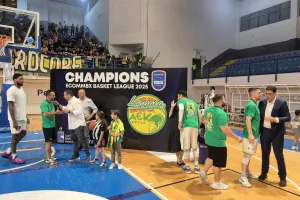 (Βίντεο/Φώτος kerkida) Η απονομή του πρωταθλήματος στην ΑΕΚ!