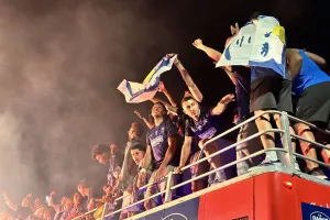 Πανηγύρισαν με... καπνογόνα οι παίκτες! (Βίντεο/Φώτος Kerkida)