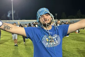 ΦΩΤΟΣ μέσα από το γήπεδο με τους πανηγυρισμούς