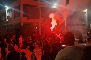 (Βίντεο/Φώτος Kerkida) Με καπνογόνο ο Κράινζ και... "είναι τρελός ο αρχηγός"