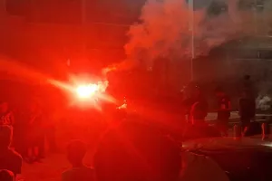 (Βίντεο/Φώτος Kerkida) Με καπνογόνο ο Κράινζ και... "είναι τρελός ο αρχηγός"