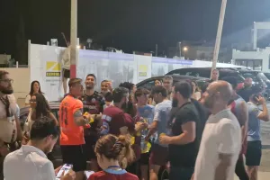 (Βίντεο/Φώτος Kerkida) Με καπνογόνο ο Κράινζ και... "είναι τρελός ο αρχηγός"