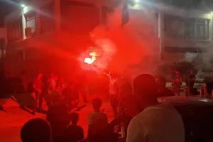 (Βίντεο/Φώτος Kerkida) Με καπνογόνο ο Κράινζ και... "είναι τρελός ο αρχηγός"