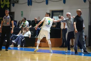 KAI...χειραψία με Λευκαρίτη!