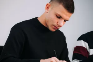 Επαγγελματικό συμβόλαιο στον Μαρνέρο 