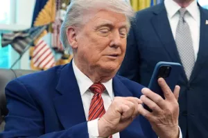 Τραμπ: «Η US Steel παραμένει στην Αμερική» – Συνεργασία με την ιαπωνική Nippon Steel