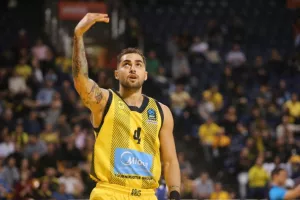 Έφυγε νικητής από τη Ρόδο με σόου Τολιόπουλου