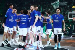 Πέταξαν πυροτεχνήματα έξω από το ξενοδοχείο της Εφές