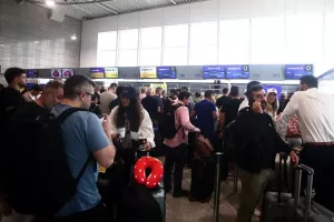 Χαμός στο αεροδρόμιο από τους φίλους του Ολυμπιακού