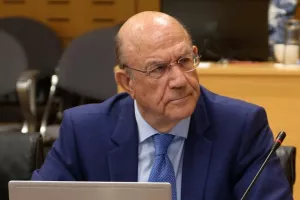 "Ανακόλουθος..."