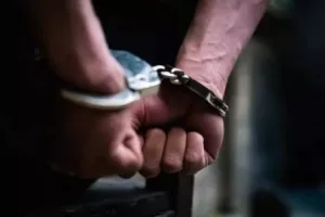 Χειροπέδες σε 22χρονο και 32χρονο