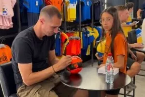 Ουρά...στο Orange Shop (Φώτος)