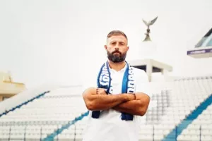Με το κασκόλ της Ανόρθωσης (βίντεο)
