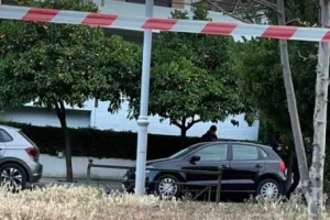 Αυτοκίνητο... έπεσε σε στάση λεωφορείου, τρεις τραυματίες - "Σκοτώστε με", φώναζε ο οδηγός