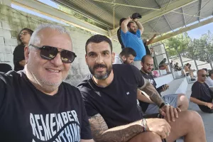 Μαζί...στην κερκίδα
