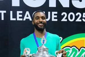 Ανανέωσε ο Amir Bell