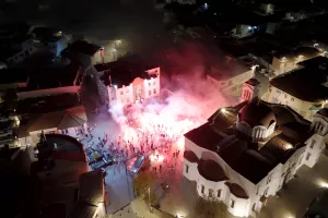 ΜΑΖΙ...παίκτες και κόσμος στο Σωματείο (Φώτος)