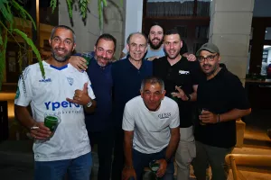 ΜΑΖΙ...παίκτες και κόσμος στο Σωματείο (Φώτος)