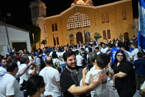 ΜΑΖΙ...παίκτες και κόσμος στο Σωματείο (Φώτος)