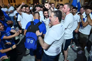 ΜΑΖΙ...παίκτες και κόσμος στο Σωματείο (Φώτος)