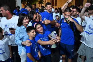 ΜΑΖΙ...παίκτες και κόσμος στο Σωματείο (Φώτος)