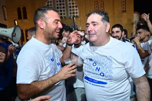 ΜΑΖΙ...παίκτες και κόσμος στο Σωματείο (Φώτος)