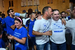 ΜΑΖΙ...παίκτες και κόσμος στο Σωματείο (Φώτος)