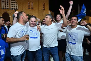 ΜΑΖΙ...παίκτες και κόσμος στο Σωματείο (Φώτος)