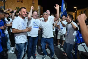 ΜΑΖΙ...παίκτες και κόσμος στο Σωματείο (Φώτος)