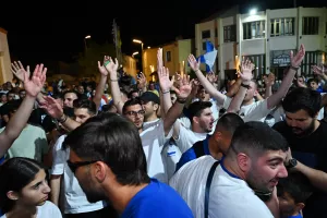 ΜΑΖΙ...παίκτες και κόσμος στο Σωματείο (Φώτος)