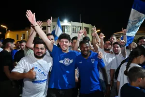ΜΑΖΙ...παίκτες και κόσμος στο Σωματείο (Φώτος)