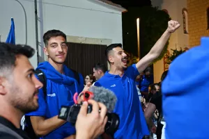 ΜΑΖΙ...παίκτες και κόσμος στο Σωματείο (Φώτος)