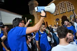 ΜΑΖΙ...παίκτες και κόσμος στο Σωματείο (Φώτος)