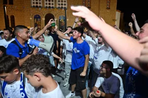 ΜΑΖΙ...παίκτες και κόσμος στο Σωματείο (Φώτος)