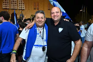 ΜΑΖΙ...παίκτες και κόσμος στο Σωματείο (Φώτος)
