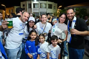 ΜΑΖΙ...παίκτες και κόσμος στο Σωματείο (Φώτος)