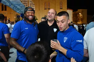 ΜΑΖΙ...παίκτες και κόσμος στο Σωματείο (Φώτος)