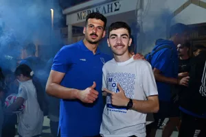 ΜΑΖΙ...παίκτες και κόσμος στο Σωματείο (Φώτος)