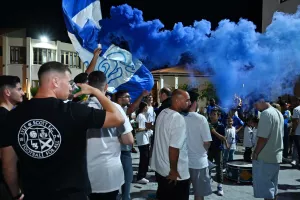 ΜΑΖΙ...παίκτες και κόσμος στο Σωματείο (Φώτος)