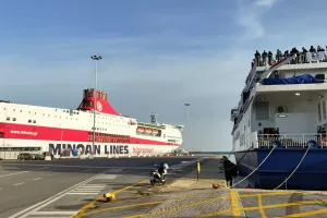 (Bίντεο) Οι φίλοι του ΟΦΗ ζητούν το κύπελλο ταυτόχρονα από τα δύο ναυλωμένα πλοία!
