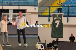(Βίντεο/Φώτος) Η ΑΕΚ τίμησε τον Brezec / Στην οροφή του “Κίτιον” η φανέλα του 