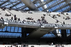 «Η μεγαλύτερη μετακίνηση τσικουδιάς στην Ελλάδα» – Πανό των οπαδών του ΟΦΗ