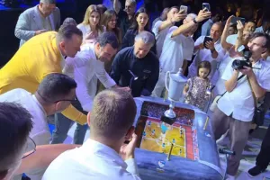 (Φώτο) Και τούρτα σε σχήμα γήπεδου στο πάρτι 