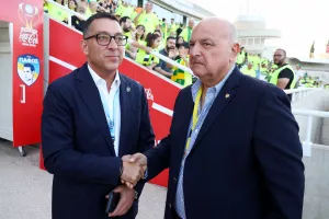 Έδωσαν τα χέρια