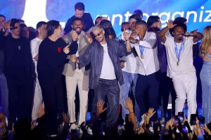 Η απόλυτη αποθέωση - Μετά τον Σάκη, οι παίκτες στη σκηνή! (φώτος)