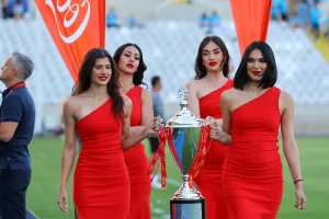 Το τρόπαιο... έκανε τον γύρο του γηπέδου (Φώτος)