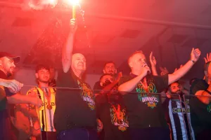 Τρελαμένος ο Καραπατάκης - Πανηγύρισε με καπνογόνο! (Φώτος)
