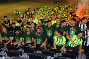 Ώρα 01:30/ Μέσα σε αποθέωση έφτασαν στην ΑΡΕΝΑ οι Κυπελλούχοι! (Φώτος/Βίντεο Kerkida)